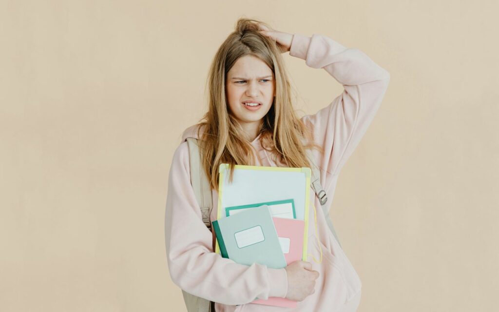 Jeune en réflexion sur son orientation scolaire avant de faire un bilan d’orientation